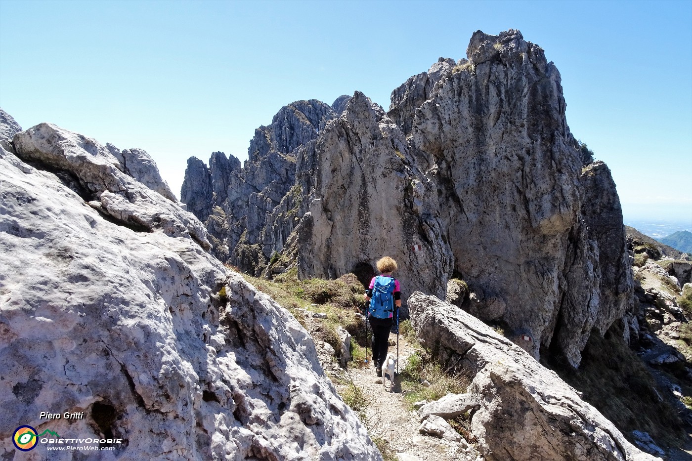36 In saliscendi tra massi e spuntoni rocciosi, .JPG -                                